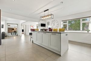 LAKESIDE LODGE- click for photo gallery